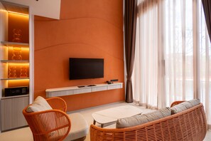 Duplex Pool Suite 2 Bedrooms with Pool Access | Living area