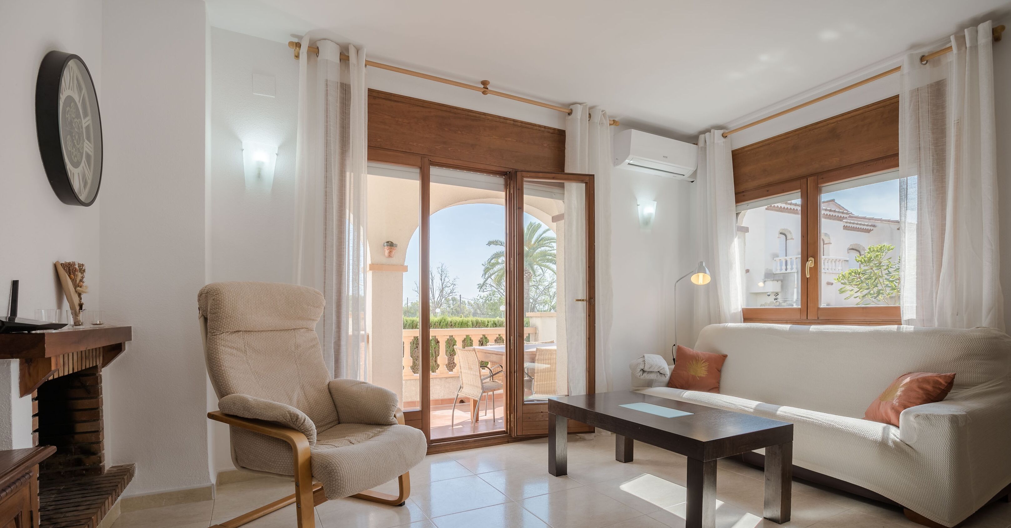 Televisión y chimenea 