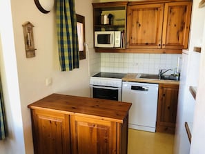 Køleskab, mikrobølgeovn, opvaskemaskine, køkkentøj/tallerkener/redskaber