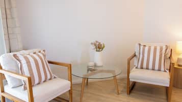 Classic Studio Suite | Living area | Flat-screen TV