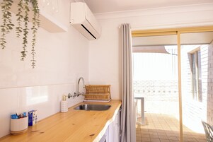 Refrigerador, tetera/pava eléctrica, artículos de limpieza