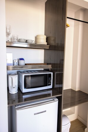 Fridge, electric kettle, cleaning supplies - African Reef Beach Resort  (Tarcoola Beach)