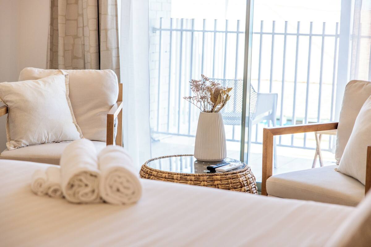 Premium Studio Suite | Living area | Flat-screen TV