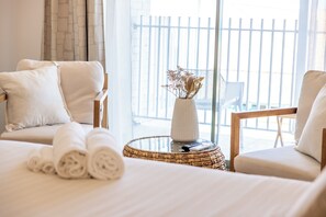 Premium Studio Suite | Living area | Flat-screen TV - African Reef Beach Resort  (Tarcoola Beach)