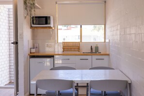 Fridge, electric kettle, cleaning supplies - African Reef Beach Resort  (Tarcoola Beach)