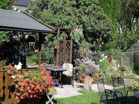 Outdoor dining. Apartment 'Ferienwohnung Triska' with Shared Garden and Wi-Fi