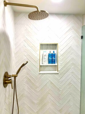 Shower, towels, soap, shampoo - Desert Oasis with Pool + Mtn Views! + Golf (Palm Desert)