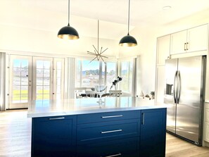 Fridge, microwave, oven, stovetop - Desert Oasis with Pool + Mtn Views! + Golf (Palm Desert)