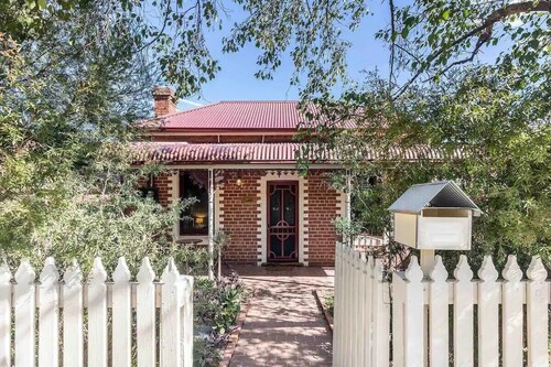 Central, cosy and private Wyse Cottage