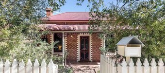 Central, cosy and private Wyse Cottage