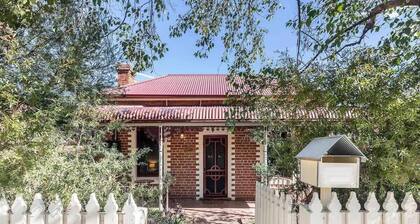 Central, cosy and private Wyse Cottage