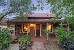 Exterior - Central, cosy and private Wyse Cottage (Albury)
