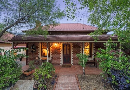 Central, cosy and private Wyse Cottage