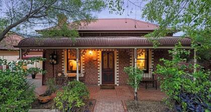 Central, cosy and private Wyse Cottage
