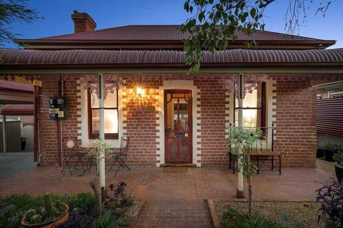 Central, cosy and private Wyse Cottage