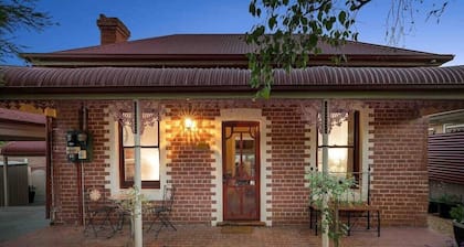 Central, cosy and private Wyse Cottage