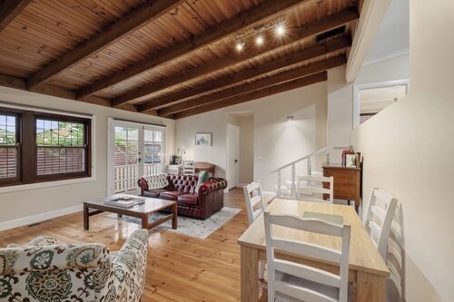 Central, cosy and private Wyse Cottage