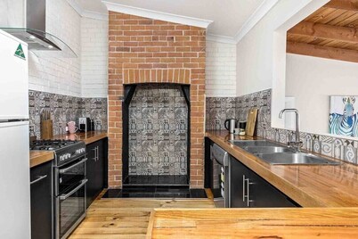 Central, cosy and private Wyse Cottage