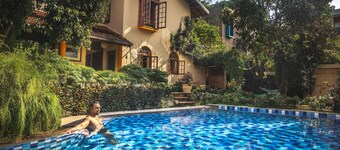 Beautiful villa in Colombo with a large pool