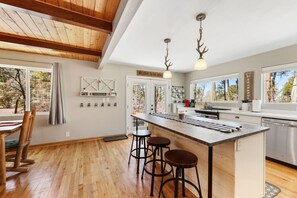 Fridge, microwave, oven, stovetop - Pine Cone Lodge - Fire Pit* BBQ* Ping Pong* (Prescott)