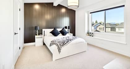 Glamorous, Luxurious & Brand New 4 Bedroom House, Near Vancouver, Pet Friendly