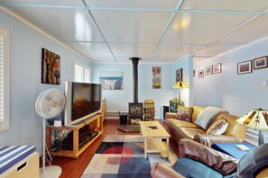 TV, fireplace, DVD player, video library - Cozy woodland with fireplace & patio, near trails, Flagstaff & national forest (Flagstaff)