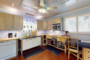 Fridge, microwave, oven, stovetop - Cozy woodland with fireplace & patio, near trails, Flagstaff & national forest (Flagstaff)