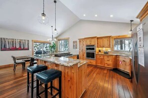 Fridge, microwave, oven, stovetop - 13 Beds, Hot Tub, Pool Table, Dog Friendly (South Lake Tahoe)