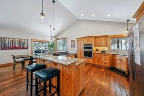 冷蔵庫、電子レンジ、オーブン、コンロ