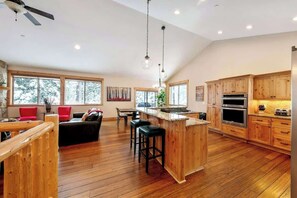 Interior - 13 Beds, Hot Tub, Pool Table, Dog Friendly (South Lake Tahoe)
