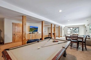 Smart TV, fireplace, video games, DVD player - 13 Beds, Hot Tub, Pool Table, Dog Friendly (South Lake Tahoe)