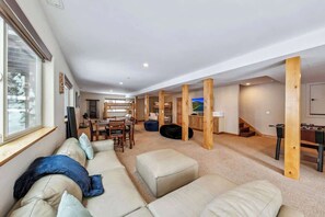 Smart TV, fireplace, video games, DVD player - 13 Beds, Hot Tub, Pool Table, Dog Friendly (South Lake Tahoe)