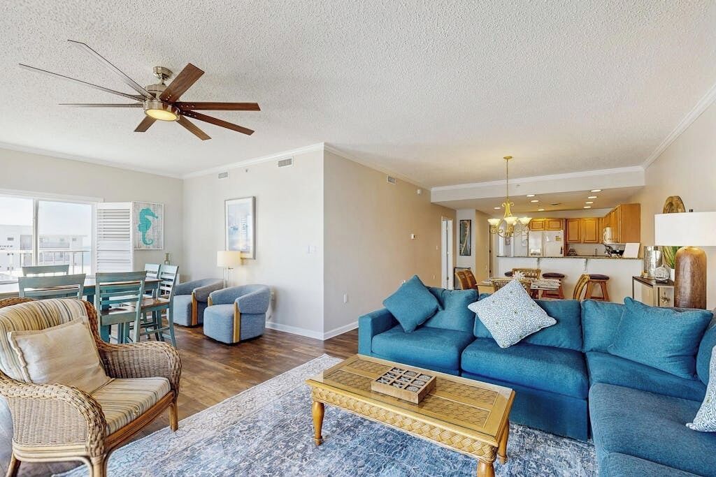 Televisión, chimenea y libros 