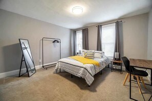 2 dormitorios, escritorio, tabla de planchar con plancha y wifi