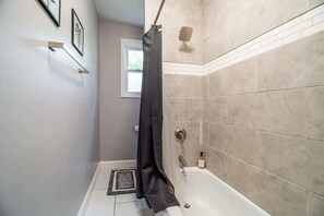 淋浴设施、吹风机、毛巾