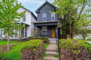 Exterior - The Hungarian Village Spot - 2 BR and Fenced Yard (Columbus)