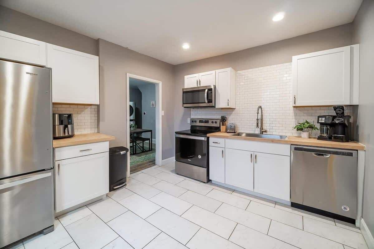 Jääkaappi, mikroaaltouuni, uuni, liesi