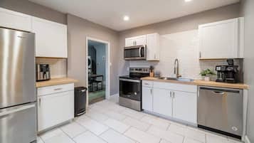 Geladeira, micro-ondas, fogão, cooktop