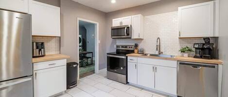 Jääkaappi, mikroaaltouuni, uuni, liesi