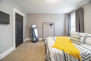 2 bedrooms, desk, iron/ironing board, WiFi - The Hungarian Village Spot - 2 BR and Fenced Yard (Columbus)