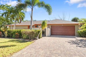 Exterior - Villa Albatross- Gorgeous Ground Level Pool Home in the Dunes (Sanibel)