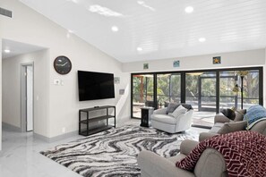 TV, offices - Villa Albatross- Gorgeous Ground Level Pool Home in the Dunes (Sanibel)