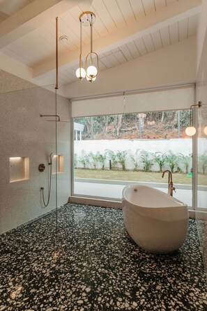 Sèche-cheveux, bidet, serviettes fournies, savon