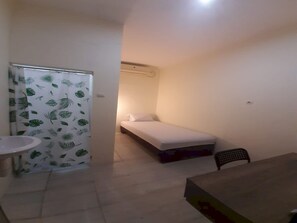 Standard Single Room | Laptop workspace, free WiFi, bed sheets - OYO 93274 Oren Home Bekasi (Bekasi)