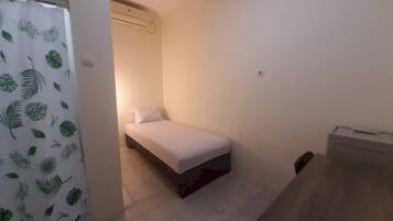 Quarto solteiro standard | Espaço de trabalho para notebook, Wi-Fi de cortesia, roupa de cama