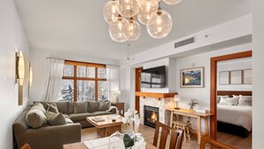 Una sala de estar moderna con un sofá, una mesa de comedor y una chimenea.