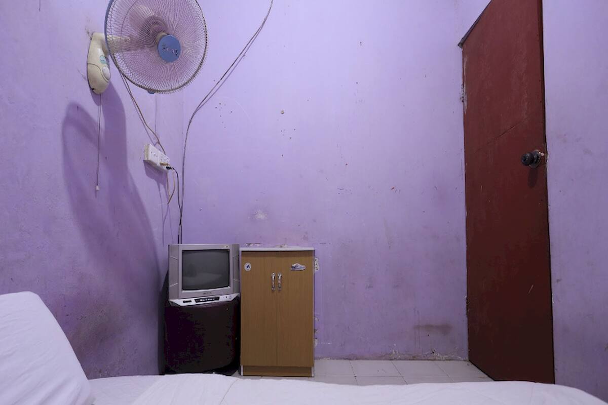 Espacio para trabajar con laptop, wifi gratis y ropa de cama