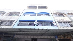 A two-story building with a flat roof and a covered front entrance. - SPOT ON 93276 Fendi 2 Homestay SyariahNearPelabuhan Feri Batam Centre (Batam)