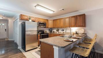 Frigorifero, microonde, forno, piano cottura