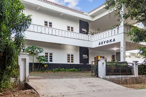 A two-story building with a balcony and a sign that reads "ASYOKA". - Capital O 93279 Asyoka Penginapan Pasutri (Bekasi)